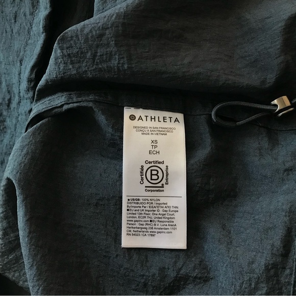 ATHLETA Women's XS Dark Rinse Lunar Sheen Blue Grey Nylon Snap Button Shirt NWOT - Picture 14 of 16